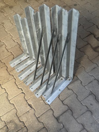 Metallhalterungen mit Befestigungsbohrungen und Verstrebungen