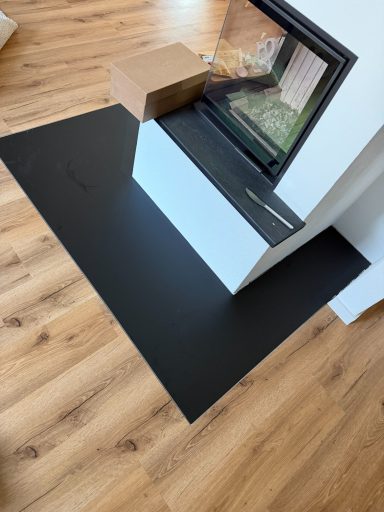 Schwarze Bodenplatte am Kamin