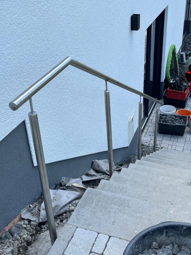 Handläufe aus Edelstahl an Treppen und Zugängen – Projektfoto 10