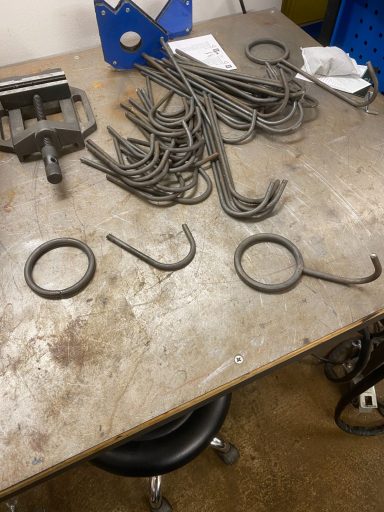 Platzsparende Fahrradaufhängung aus Metall – Projektfoto 2