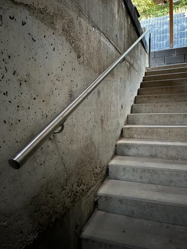 Handläufe aus Edelstahl an Treppen und Zugängen – Projektfoto 3