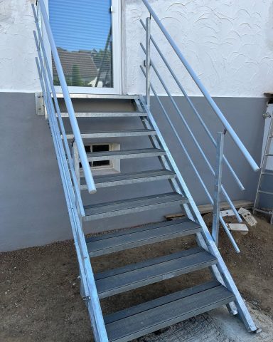 Metalltreppe mit Geländer – Projektfoto 1