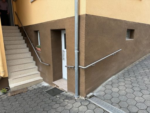 Wandhandlauf an Treppe und Hauseingang