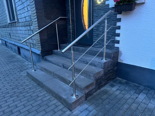 Metallgeländer und Handläufe an einer Hauseingangstreppe