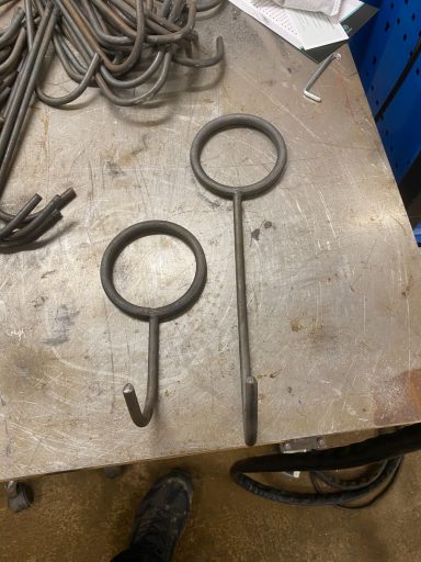 Platzsparende Fahrradaufhängung aus Metall – Projektfoto 3