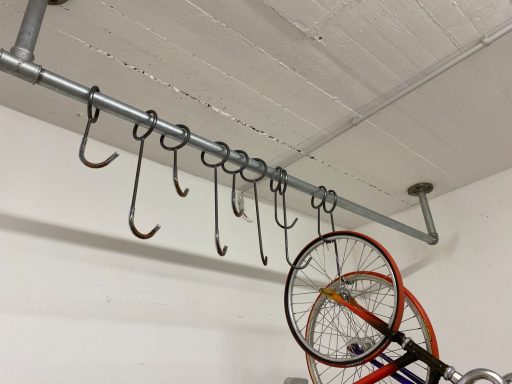 Platzsparende Fahrradaufhängung aus Metall – Projektfoto 1